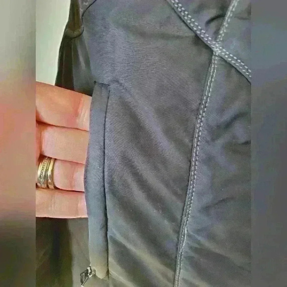 ELIE TAHARI feminine ruffled collar puffer  coat. Size small - Picture 4 of 12